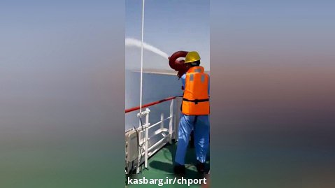 تمرین اطفاء حریق و تست مانیتورهای آتش نشانی با خروجی آب و فوم توسط پرسنل یدک کش