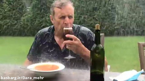 مرد در حال غذا کوفت کردن تو بارون