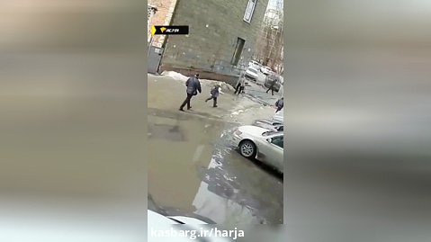 شهر نووسیبیرسکِ روسیه :لحظه سقوط یخ روی سر عابر پیاده

☑️