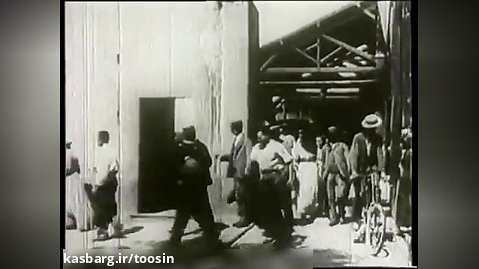 فیلم بیرون آمدن کارگران از کارخانه ی لومیر (1895)