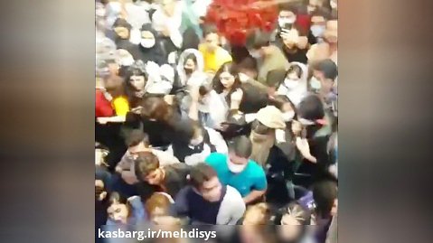 هجوم طرفداران فرزاد فرزین در افتتاحیه یک فروشگاه