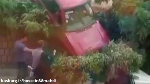 سقوط عجیب پراید روی سقف یک خودرو