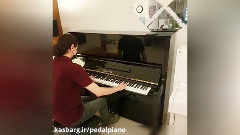 رسا عبادی نیا مربی آموزشگاه پیانو پدال در حال اجرای قطعه ای زیبا