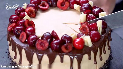 کیک شیرینی پف دار گیلاس با فراستینگ شکلات سفید کاراملیزه