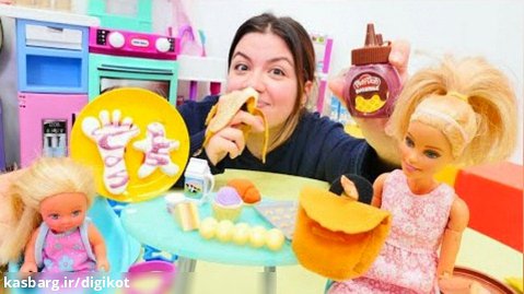 عروسک بازی دخترانه/ویدیوهای باربی بازی آشپزی. تنقلات را برای ناهار آماده می کند