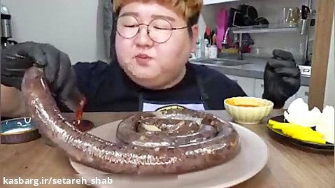خوردن سوسیس خوک (چالش غذا خوری)