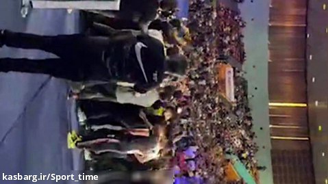 ورود تماشاگران و طرفداران حسن یزدانی به وسط تشک