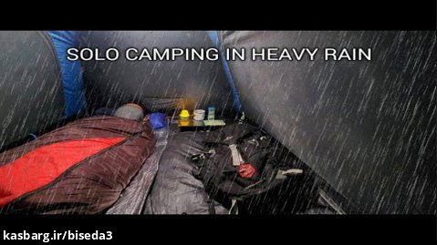 کمپ انفرادی در باران شدید استراحت در چادر