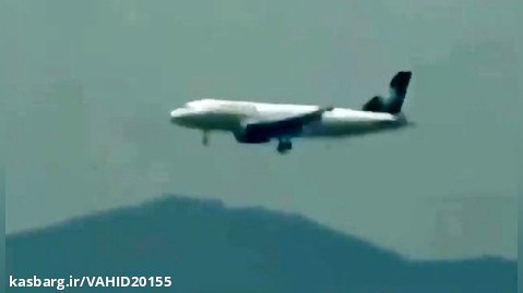 دیده شدن بشقاب پرنده ناشناخته و عجیب یوفو در حال پرواز در کنار هواپیمای مسافربری