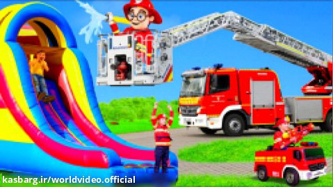 برنامه کودک/بچه ها با اسلایدها و ماشین های آتش نشانی بازی می کنند
