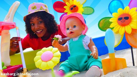 عروسک آنابل روتین روزانه و بچه ها در جعبه ماسه اسباب بازی