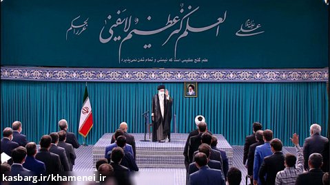 ورود رهبر انقلاب به حسینیه امام خمینی در ابتدای دیدار نخبگان