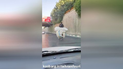 حرکت خطرناک یک موتورسوار برای حمل بار در تهران