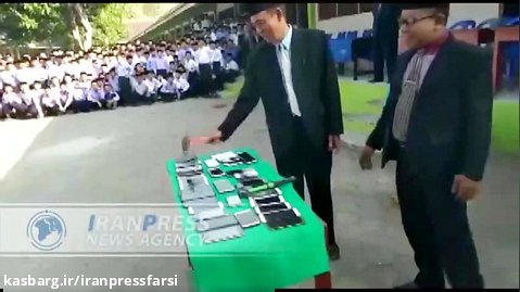 مجازات گوشی آوردن دانش آموزان در یکی از مدارس اندونزی