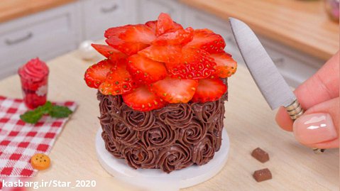تزیین کیک شکلاتی توت فرنگی مینیاتوری فوق العاده | دستور تهیه کیک شکلاتی ریز