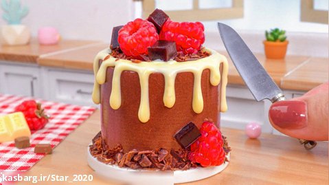 تزیین کیک شکلاتی مینیاتوری | دستور العمل کیک تمشک خوشمزه