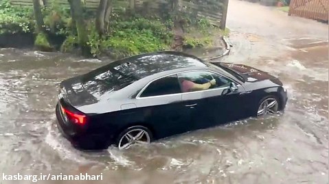 لحظه گیر افتادن ماشین ها در سیلاب