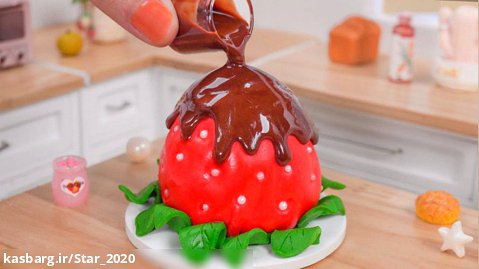 تزیین کیک توت فرنگی مینیاتوری | دستور العمل کیک شکلاتی میوه