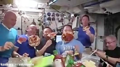 پیتزا خوردن فضایی