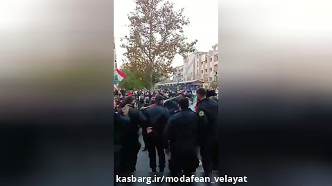 شادی جالب توجه مردم و نیروهای امنیتی در تهران