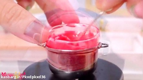 آشپزی مینیاتوری - طرز تهیه کیک با طرح توت فرنگی