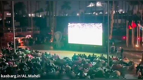 طرفداران عراقی ایران در میدان فلسطین بغداد در حال تماشای فوتبال ایران آمریکا