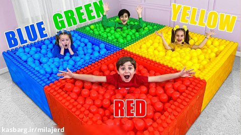 کودکان در حال بازی چالش چهار رنگ در استخر توپ
