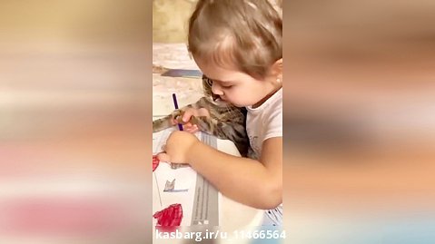 آخی عزیزم /دختر بچه ای با گربه اش نقاشی میکشد