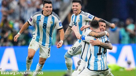 خوشحالی بازیکنان آرژانتین در آغوش لیونل مسی پس از قهرمانی در جام جهانی 2022