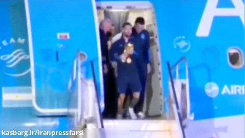 ببینید؛ ورود مسی و هم تیمی هایش با کاپ جام جهانی به آرژانتین