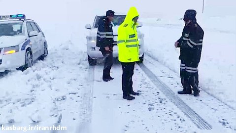 کمک ماموران راهور به خودروهای زمین گیر شده در برف و کولاک