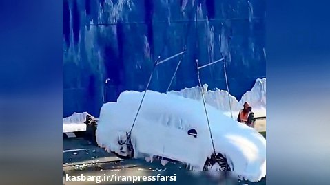 خودروهای یخ زده در یکی از بنادر روسیه