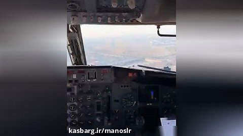 لحظه برخورد پرنده با شیشه هواپیما هنگام فرود در مهرآباد