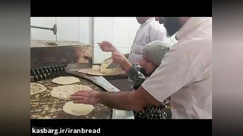 آموزش پخت نان به خردسالان در نان سرای خواجه اصفهان