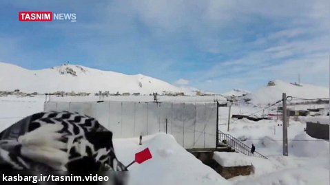 "ماموران یگان ویژه پلیس" در حال برف روبی و بازگشایی معابر در کوهرنگ