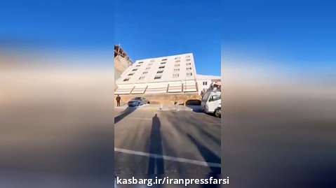 ببینید: صحنه ای عجیب در زلزله ترکیه/ این ساختمان از جا کنده شد!
