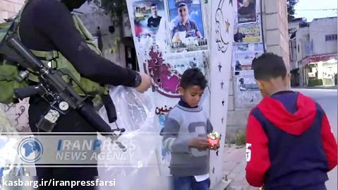 توزيع هدایا در میان کودکان اردوگاه جنین به مناسبت ماه مبارک رمضان