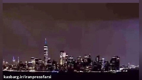 برخورد باورنکردنی صاعقه به یک مرکز تجاری در نیویورک