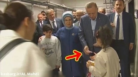 اردوغان در حال پخش پول در محل رای گیری انتخابات ریاست جمهوری ترکیه