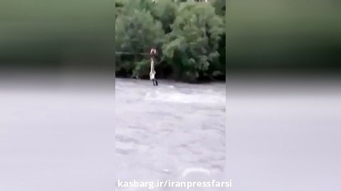 نجات ناموفق یک مرد گرفتار شده در رودخانه