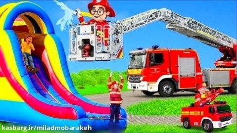 بچه ها با ماشین های آتش نشانی بازی می کنند