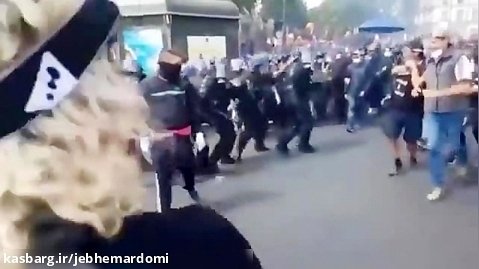 استفاده پلیس فرانسه از نارنجک و شوکر و پرتاب آن بر سر یک معترض!