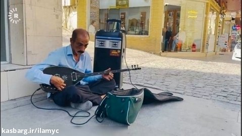 نوازندگی خیابانی دیوان توسط هنرمند کرد در اربیل اقلیم کردستان