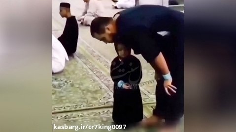 پدری فرزند خود را بسته با مچ خود تا گم نشود داخل مسجد